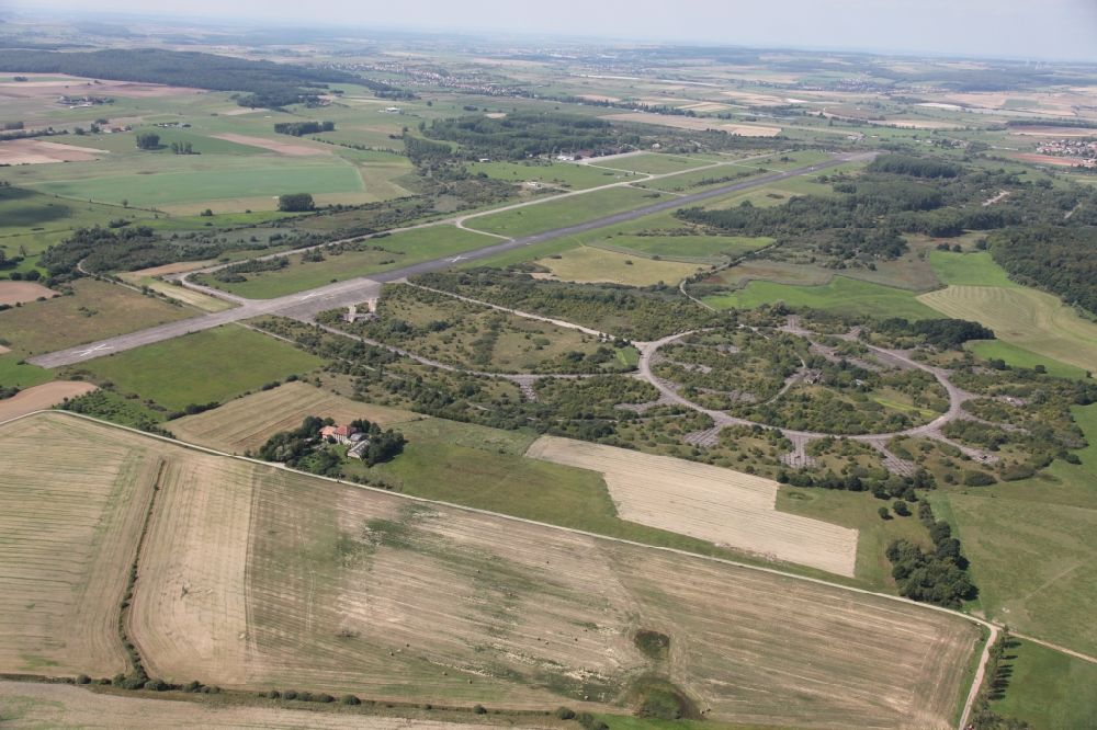 Grostenquin aus der Vogelperspektive: Startbahn und Landebahn am ehemaligen Flugplatz in Grostenquin in Grand Est, Frankreich