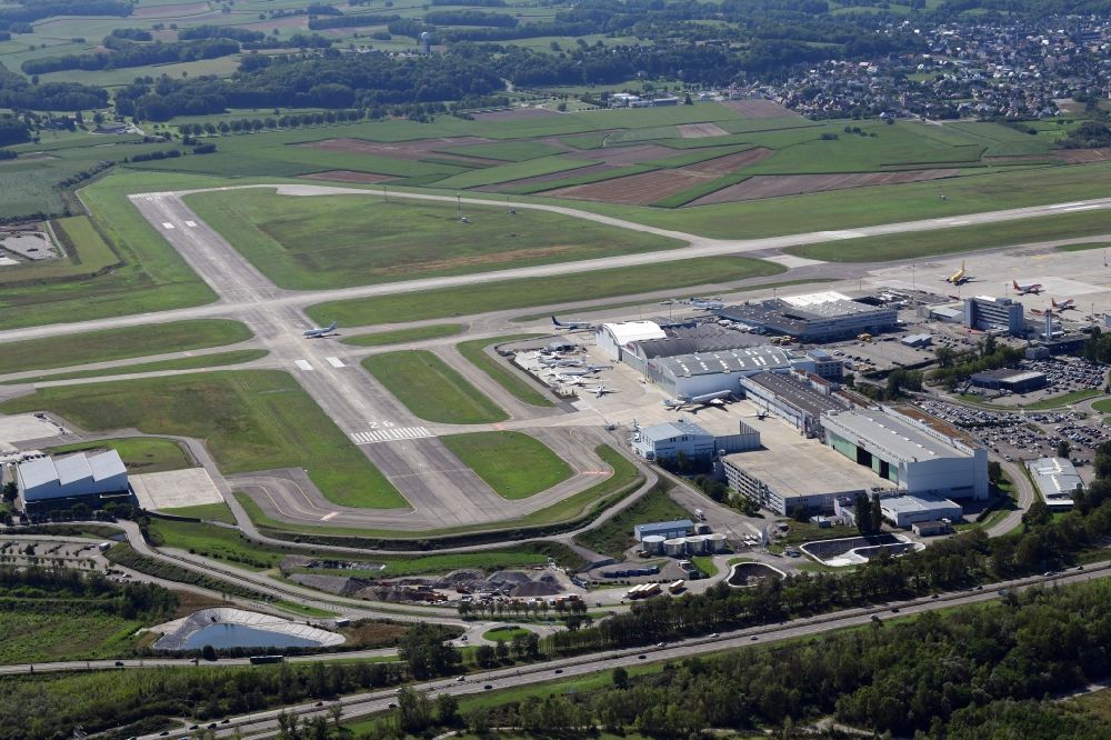 Luftbild Saint-Louis - Startbahn Rwy26 und Flugzeugwerftbetrieb JetAviation auf dem Flughafengelände des Euroairport Basel-Mulhouse-Freiburg in Saint-Louis in Frankreich