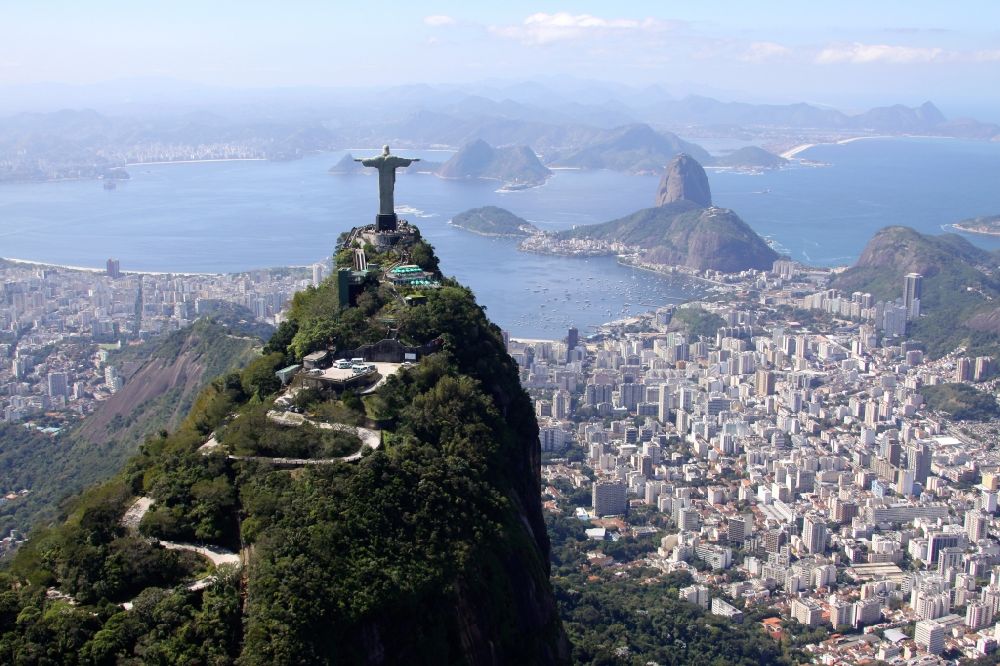 Rio de Janeiro aus der Vogelperspektive: Statue Cristo Redentor auf dem Berg Corcovado in den Tijuca-Wäldern in Rio de Janeiro in Brasilien