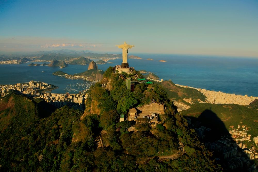 Rio de Janeiro von oben - Statue Cristo Redentor auf dem Berg Corcovado in den Tijuca-Wäldern in Rio de Janeiro in Brasilien