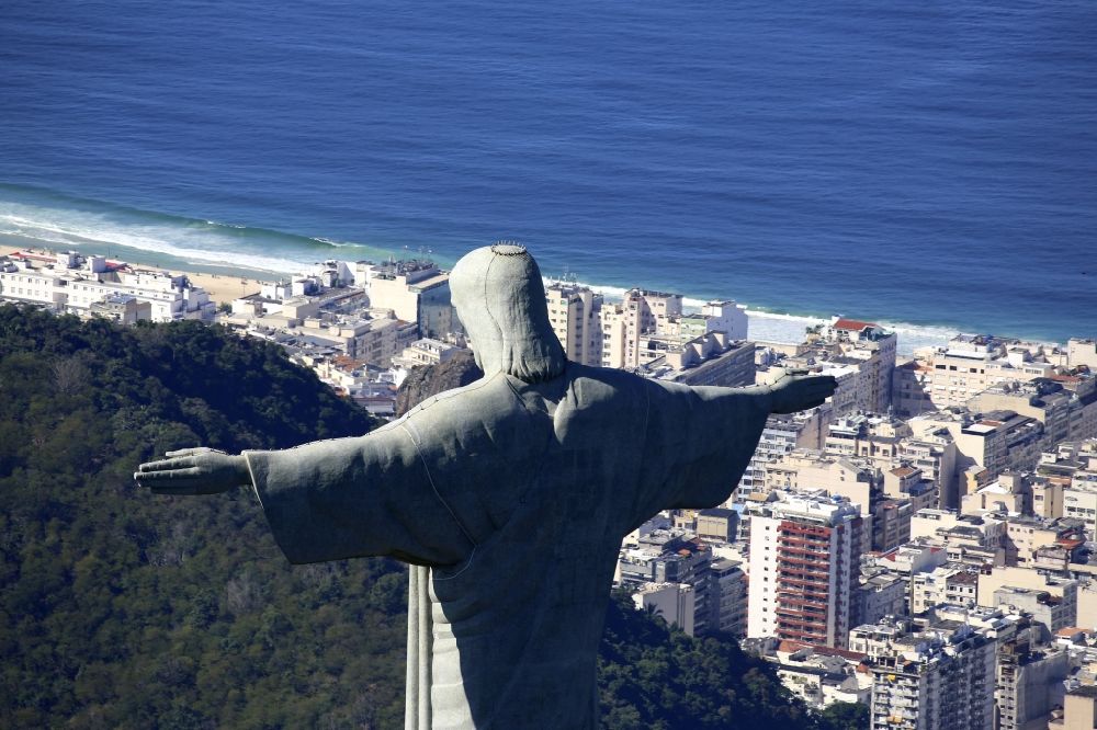 Rio de Janeiro aus der Vogelperspektive: Statue Cristo Redentor auf dem Berg Corcovado in den Tijuca-Wäldern in Rio de Janeiro in Brasilien