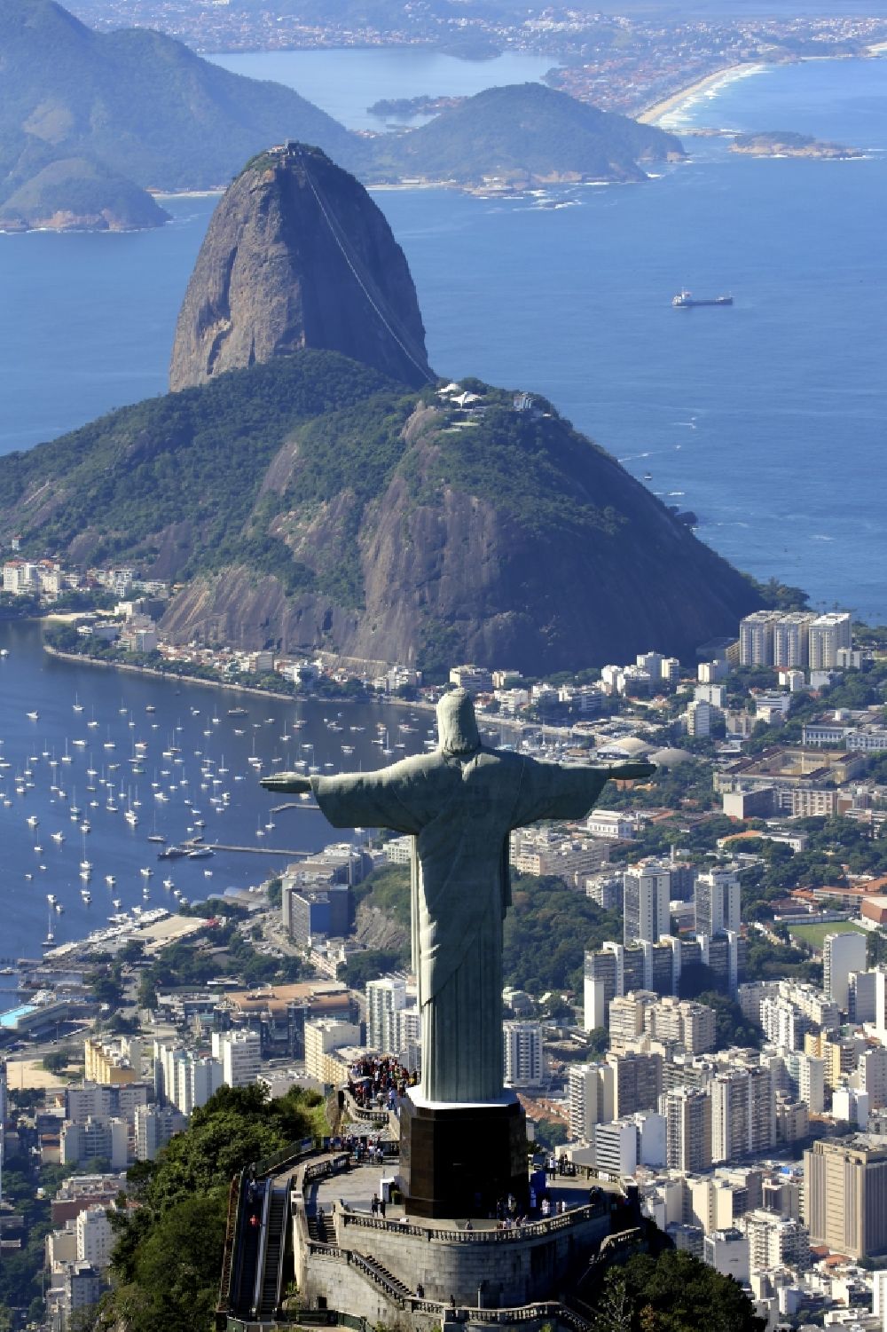 Rio de Janeiro von oben - Statue Cristo Redentor auf dem Berg Corcovado in den Tijuca-Wäldern in Rio de Janeiro in Brasilien