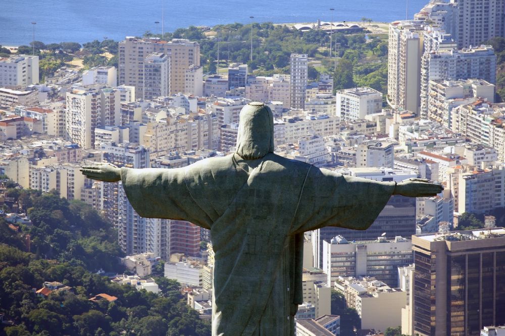 Luftaufnahme Rio de Janeiro - Statue Cristo Redentor auf dem Berg Corcovado in den Tijuca-Wäldern in Rio de Janeiro in Brasilien