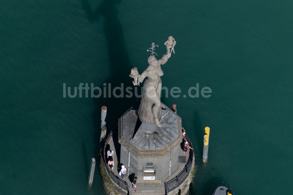 Luftaufnahme Konstanz - Statue Imperia am Ufer des Bodensee in Konstanz im Bundesland Baden-Württemberg, Deutschland