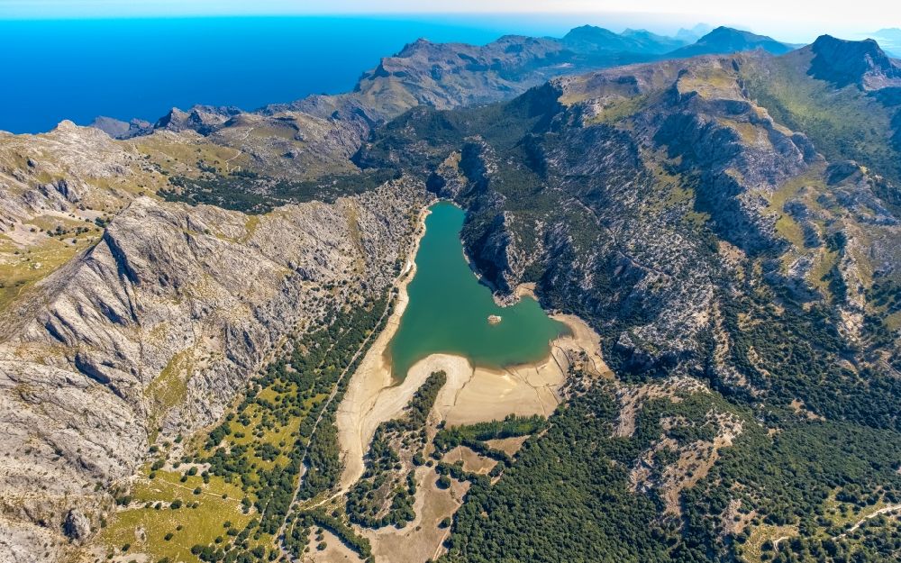 Escorca aus der Vogelperspektive: Staubecken und Stausee in Escorca in Balearische Insel Mallorca, Spanien