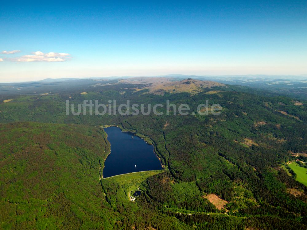 Frauenau aus der Vogelperspektive: Staubecken und Stausee in Frauenau im Bundesland Bayern, Deutschland