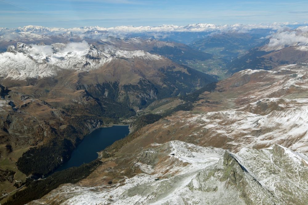 Luftaufnahme Marmorera - Staubecken und Stausee in Marmorera im Kanton Graubünden, Schweiz