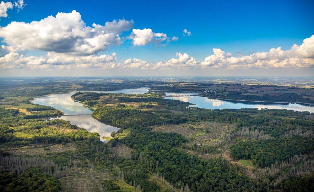 Möhnesee aus der Vogelperspektive: Staubecken und Stausee in Möhnesee im Bundesland Nordrhein-Westfalen, Deutschland