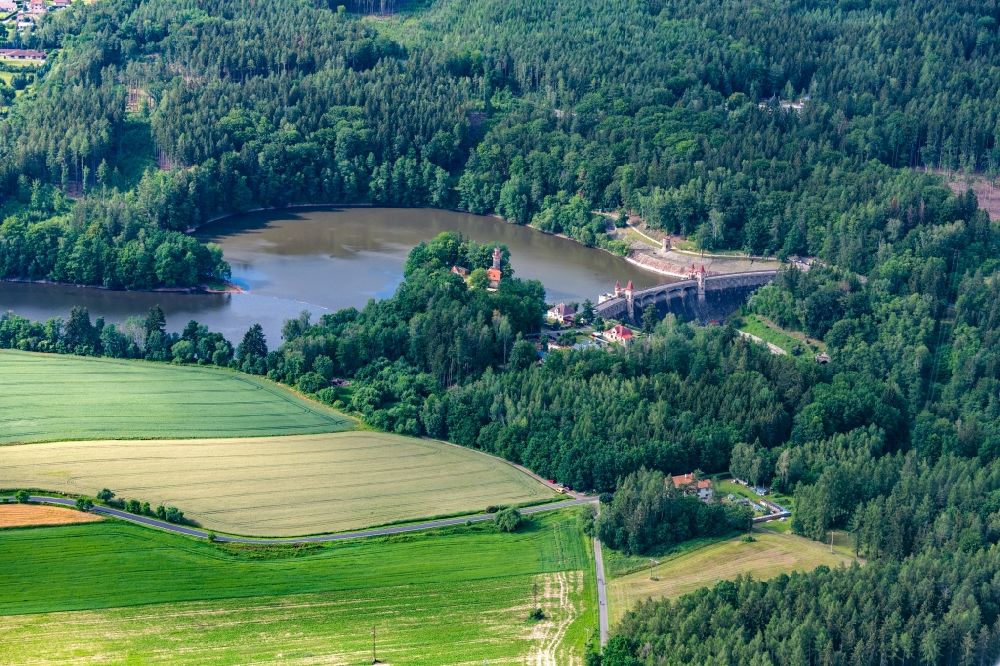 Nemojov, CZ aus der Vogelperspektive: Staudamm am Stausee Königreich Wald-Damm in Nemojov, CZ in Kralovehradecky kraj, Tschechien
