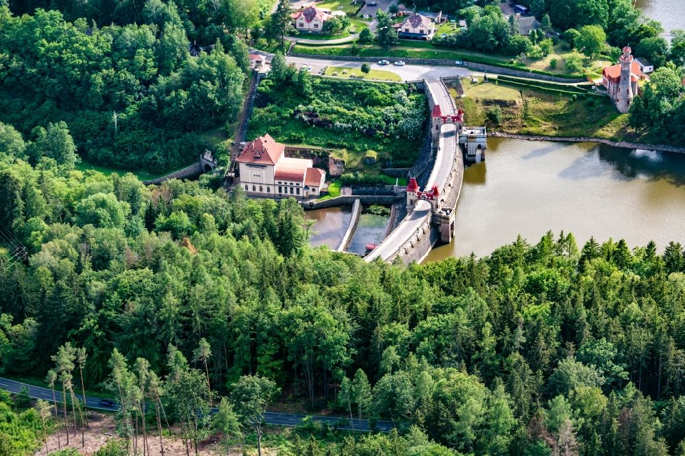 Luftbild Nemojov, CZ - Staudamm am Stausee Königreich Wald-Damm in Nemojov, CZ in Kralovehradecky kraj, Tschechien