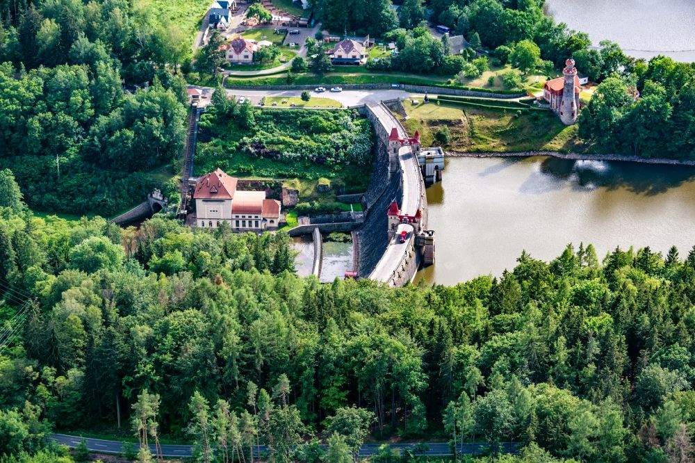 Luftaufnahme Nemojov, CZ - Staudamm am Stausee Königreich Wald-Damm in Nemojov, CZ in Kralovehradecky kraj, Tschechien