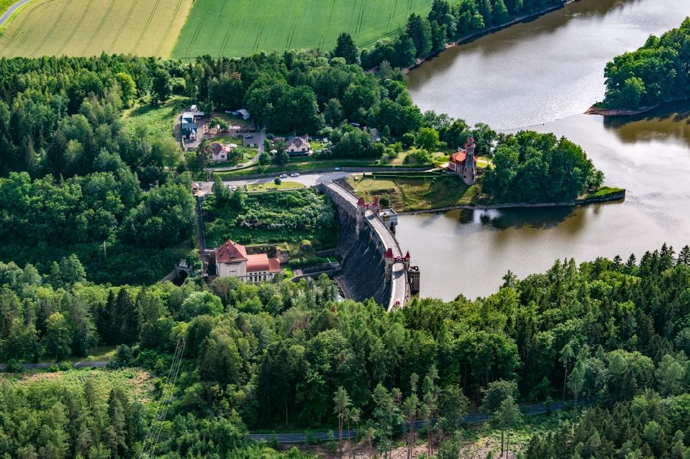 Nemojov, CZ von oben - Staudamm am Stausee Königreich Wald-Damm in Nemojov, CZ in Kralovehradecky kraj, Tschechien