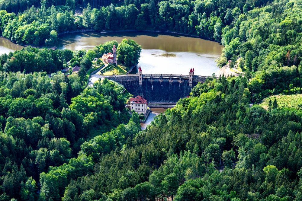 Nemojov, CZ aus der Vogelperspektive: Staudamm am Stausee Königreich Wald-Damm in Nemojov, CZ in Kralovehradecky kraj, Tschechien