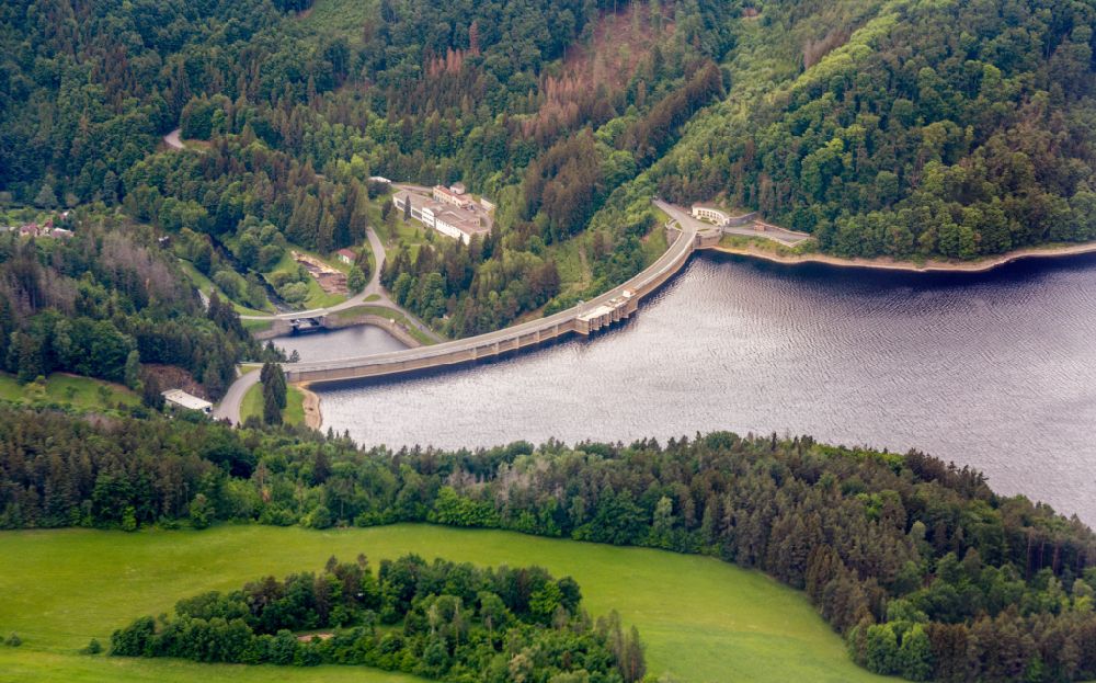 Vir von oben - Staudamm am Stausee in Vir in Kraj Vysocina, Tschechien