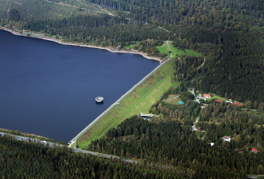 Luftaufnahme Langelsheim - Staumauer des Wasserkraftwerkes am Innerstestausee in Langelsheim im Bundesland Niedersachsen