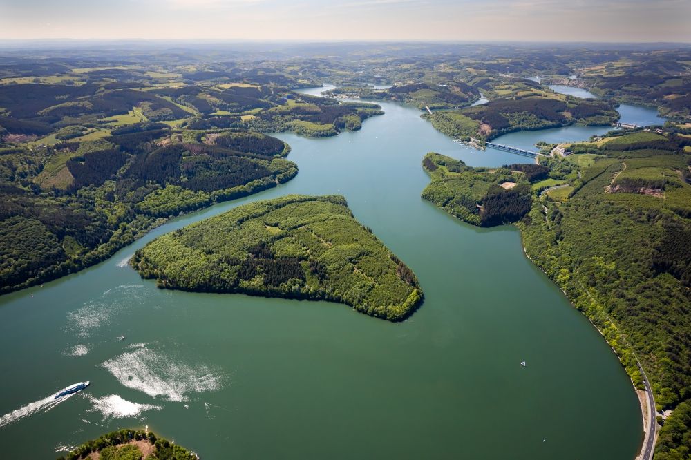 Luftaufnahme Attendorn - Stausee Biggetalsperre bei Attendorn im Bundesland Nordrhein-Westfalen, Deutschland