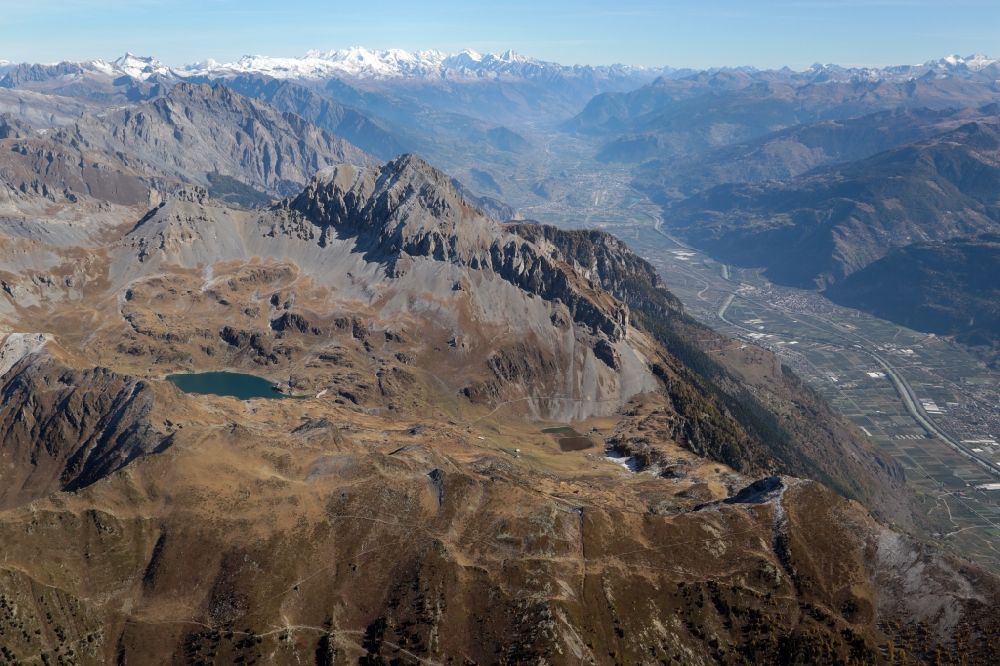 Fully aus der Vogelperspektive: Stausee Lac de Fully in den Schweizer Alpen in Fully im Kanton Valais, Schweiz. Blick über den Grand Chavalard nach Osten ins Rhonetal