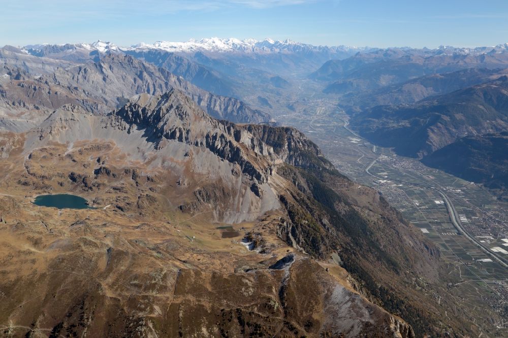 Luftbild Fully - Stausee Lac de Fully in den Schweizer Alpen in Fully im Kanton Valais, Schweiz. Blick über den Grand Chavalard nach Osten ins Rhonetal