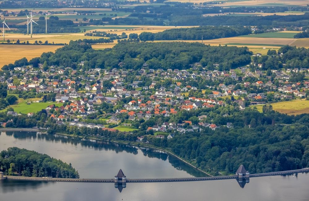 Günne aus der Vogelperspektive: Stausee Möhnetalsperre des Möhnesee im Bundesland Nordrhein-Westfalen, Deutschland