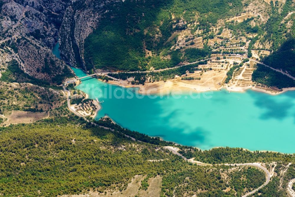 Luftbild Moustiers-Sainte-Marie - Stausee und Uferbereich des Lac de Sainte-Croix in Moustiers-Sainte-Marie in Provence-Alpes-Cote d'Azur, Frankreich