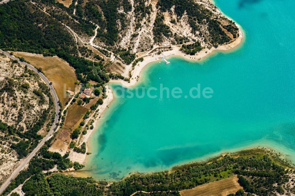 Luftaufnahme Moustiers-Sainte-Marie - Stausee und Uferbereich des Lac de Sainte-Croix in Moustiers-Sainte-Marie in Provence-Alpes-Cote d'Azur, Frankreich