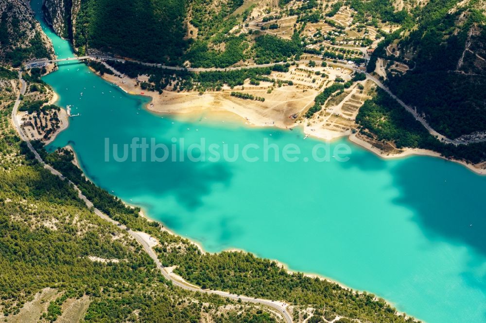 Moustiers-Sainte-Marie von oben - Stausee und Uferbereich des Lac de Sainte-Croix in Moustiers-Sainte-Marie in Provence-Alpes-Cote d'Azur, Frankreich