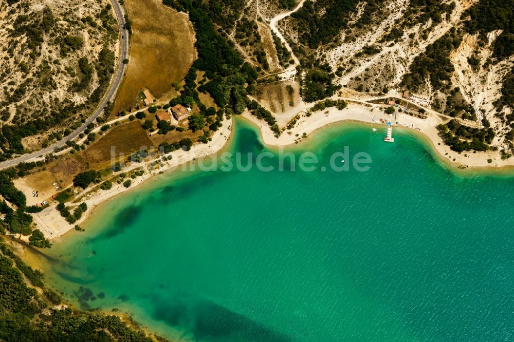 Moustiers-Sainte-Marie von oben - Stausee und Uferbereich des Lac de Sainte-Croix in Moustiers-Sainte-Marie in Provence-Alpes-Cote d'Azur, Frankreich