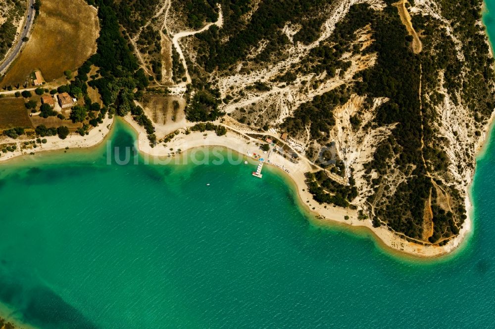 Moustiers-Sainte-Marie aus der Vogelperspektive: Stausee und Uferbereich des Lac de Sainte-Croix in Moustiers-Sainte-Marie in Provence-Alpes-Cote d'Azur, Frankreich
