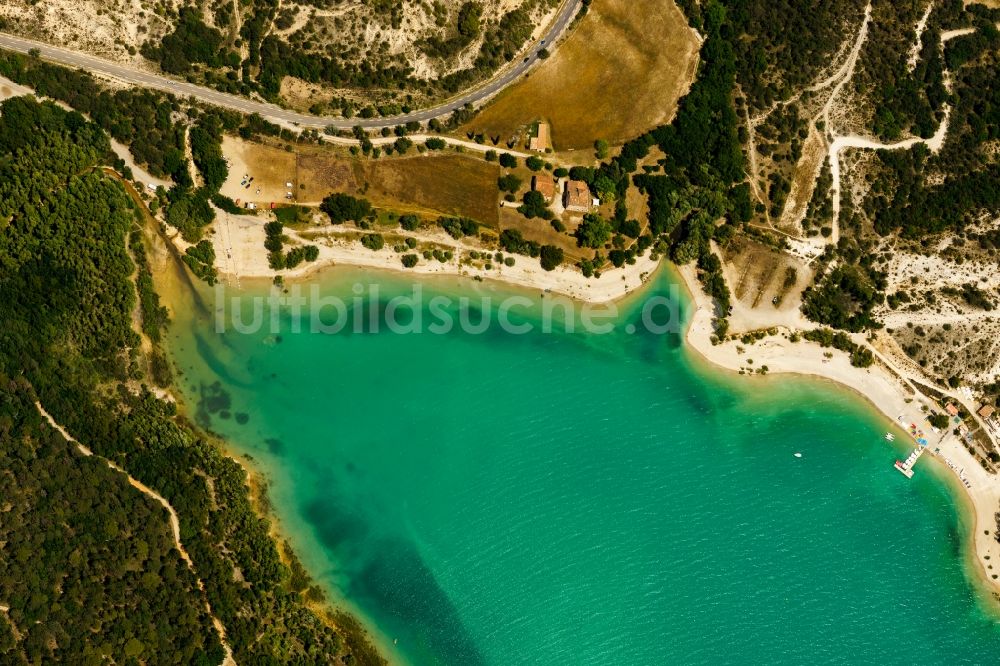 Luftbild Moustiers-Sainte-Marie - Stausee und Uferbereich des Lac de Sainte-Croix in Moustiers-Sainte-Marie in Provence-Alpes-Cote d'Azur, Frankreich