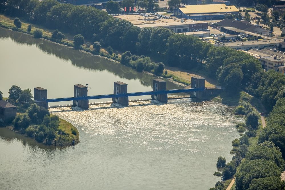 Duisburg aus der Vogelperspektive: Staustufe Ruhrwehr Duisburg am Ufer des Flußverlauf der Ruhr in Duisburg im Bundesland Nordrhein-Westfalen, Deutschland