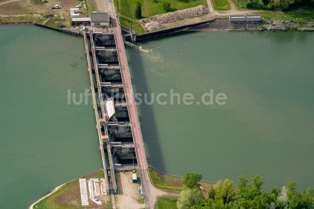 Schoenau aus der Vogelperspektive: Staustufe am Ufer des Flußverlauf am Altrhein in Schoenau in Grand Est, Frankreich