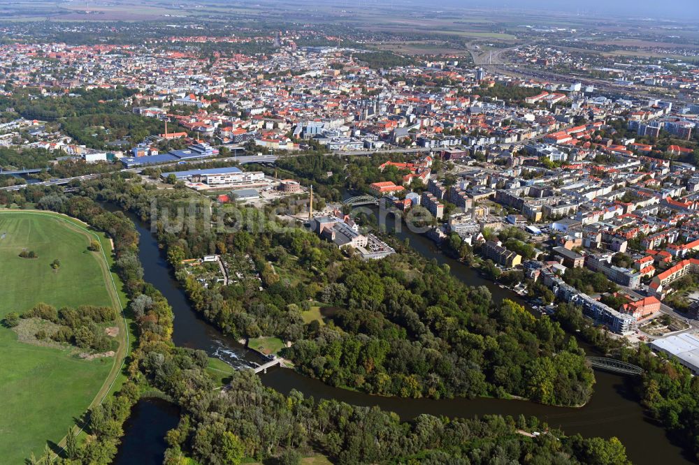 Luftbild Halle (Saale) - Staustufe am Ufer des Flußverlauf der Elisabeth- Saale im Ortsteil Saaleaue in Halle (Saale) im Bundesland Sachsen-Anhalt, Deutschland