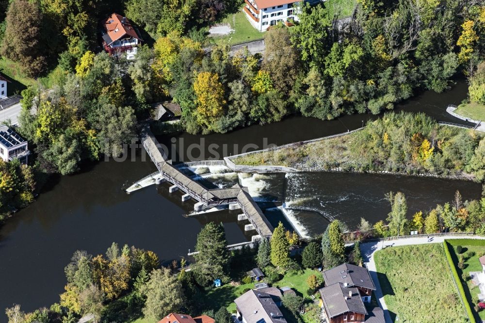 Wolfratshausen aus der Vogelperspektive: Staustufe am Ufer des Flußverlauf der Loisach in Wolfratshausen im Bundesland Bayern, Deutschland