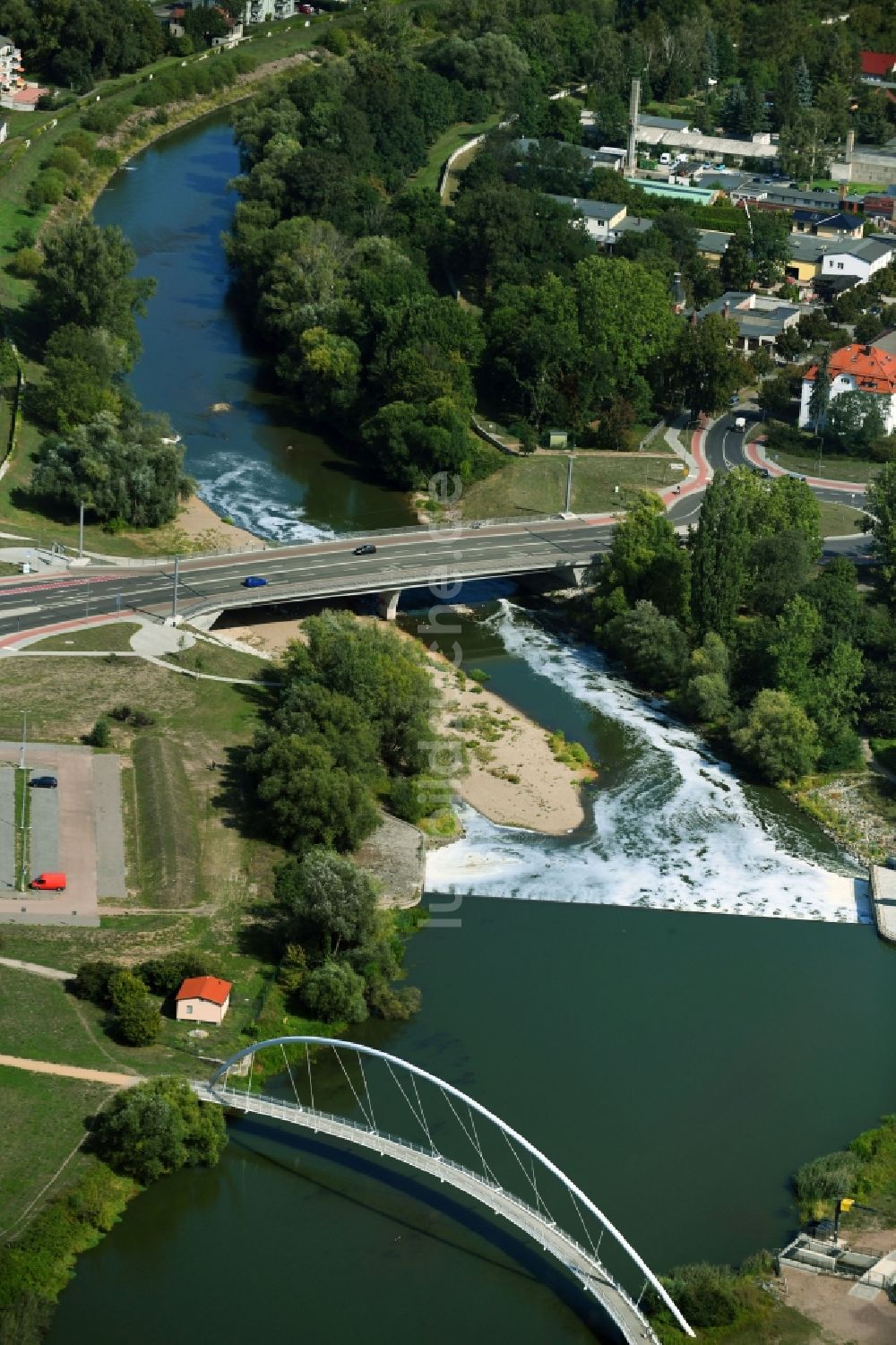 Dessau aus der Vogelperspektive: Staustufe am Ufer des Flußverlauf der Mulde in Dessau im Bundesland Sachsen-Anhalt, Deutschland
