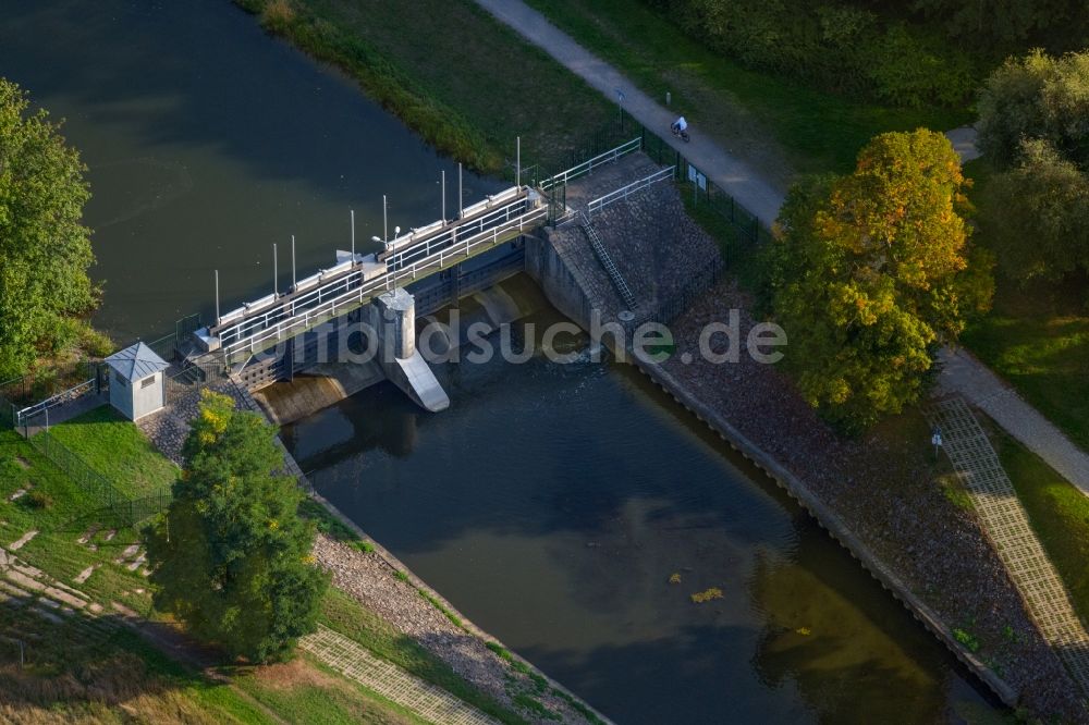 Luftaufnahme Leipzig - Staustufe am Ufer des Flußverlauf der Nahle in Leipzig im Bundesland Sachsen, Deutschland