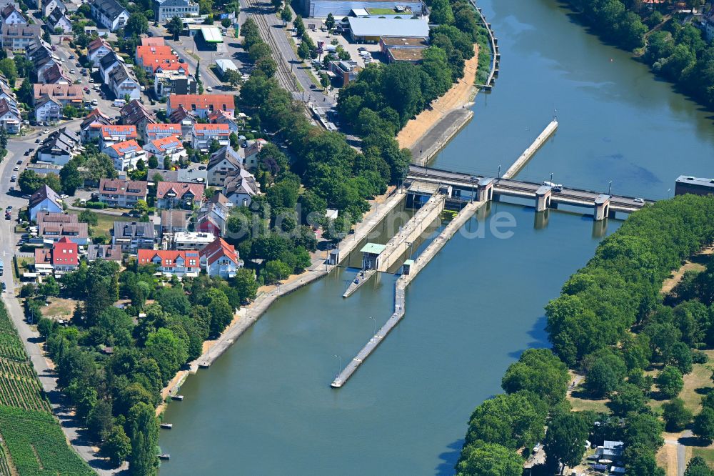 Luftaufnahme Mühlhausen - Staustufe am Ufer des Flussverlauf des Neckar in Mühlhausen im Bundesland Baden-Württemberg, Deutschland