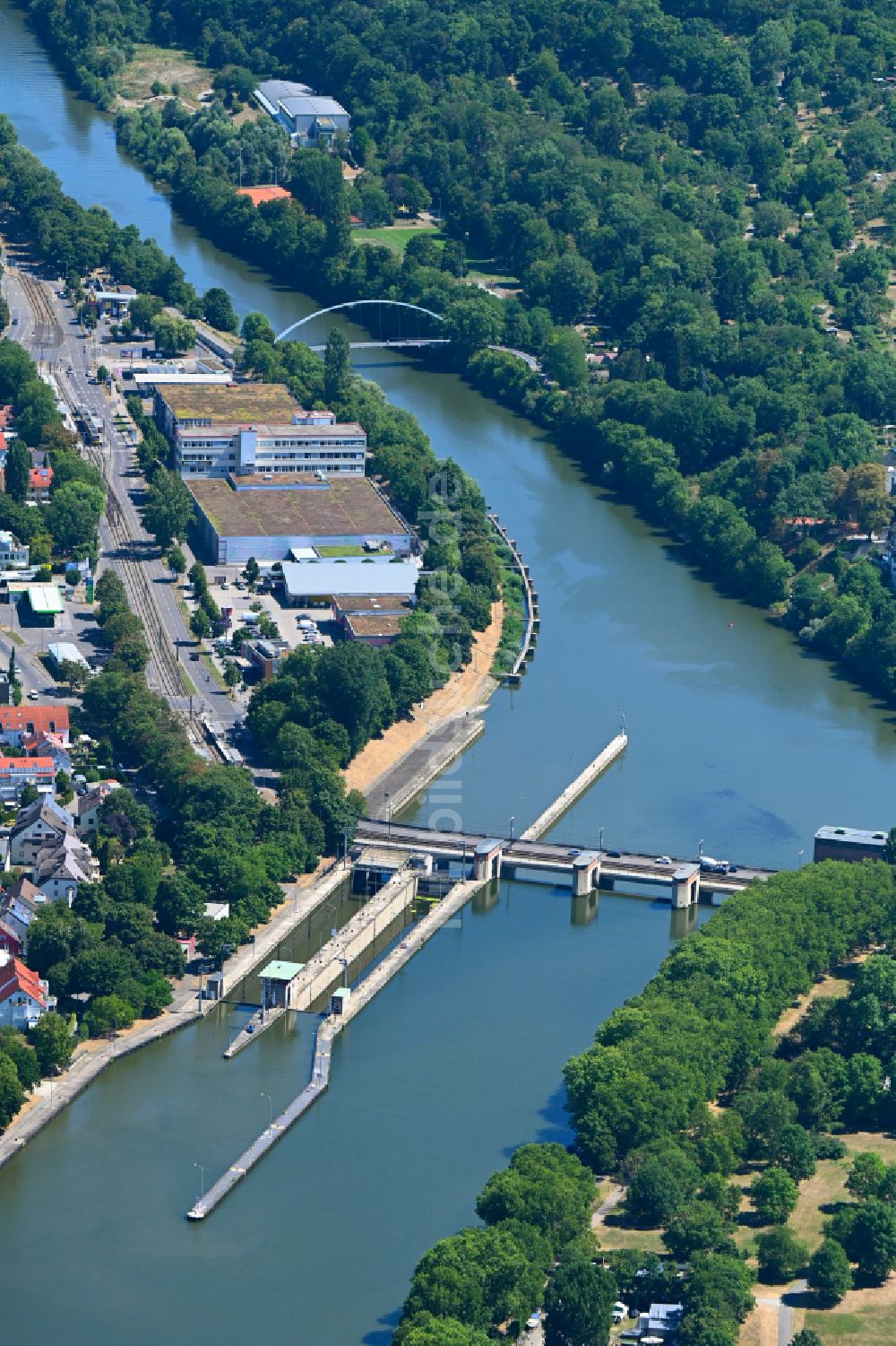 Luftbild Mühlhausen - Staustufe am Ufer des Flussverlauf des Neckar in Mühlhausen im Bundesland Baden-Württemberg, Deutschland
