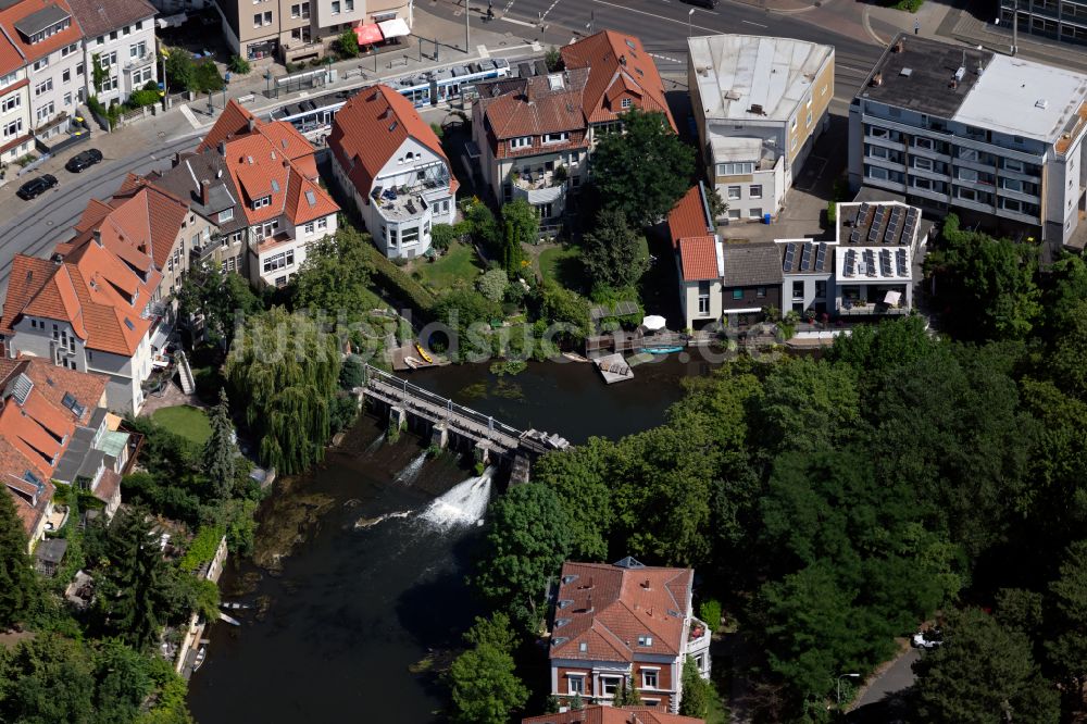 Braunschweig aus der Vogelperspektive: Staustufe am Ufer des Flußverlauf der Oker in Braunschweig im Bundesland Niedersachsen, Deutschland