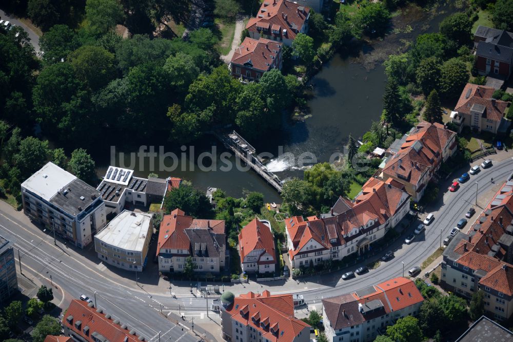 Luftaufnahme Braunschweig - Staustufe am Ufer des Flußverlauf der Oker in Braunschweig im Bundesland Niedersachsen, Deutschland