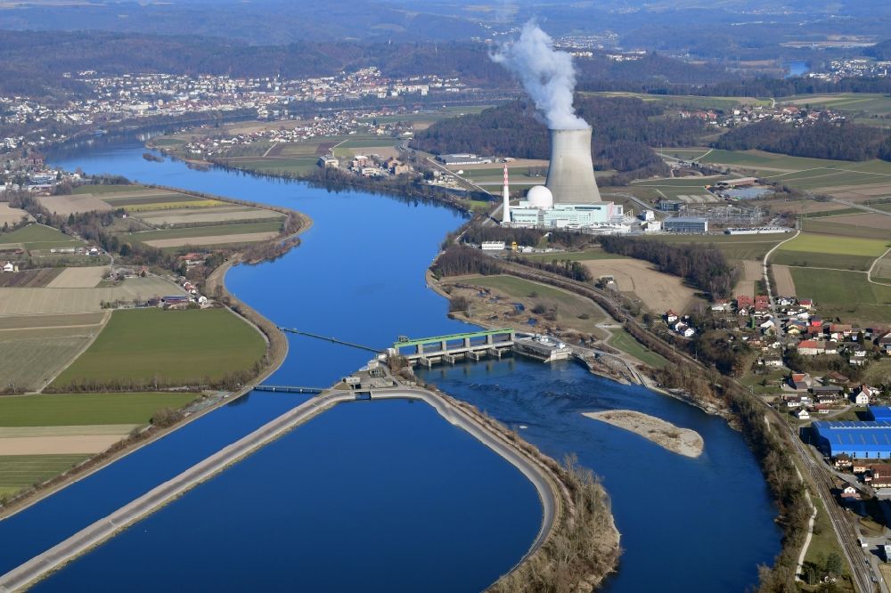 Luftaufnahme Leibstadt - Staustufe am Ufer des Flußverlauf am Rhein mit dem Flußkraftwerk Albbruck-Dogern und dem Kernkraftwerk in Leibstadt im Kanton Aargau, Schweiz