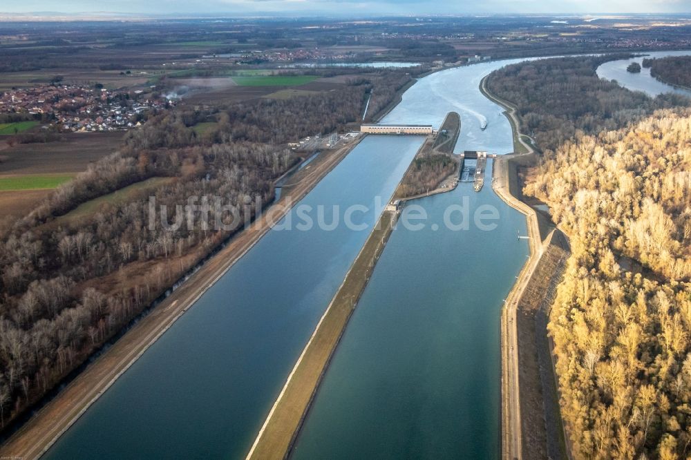 Rhinau aus der Vogelperspektive: Staustufe am Ufer des Flußverlauf der Rhein in Rhinau in Grand Est, Frankreich