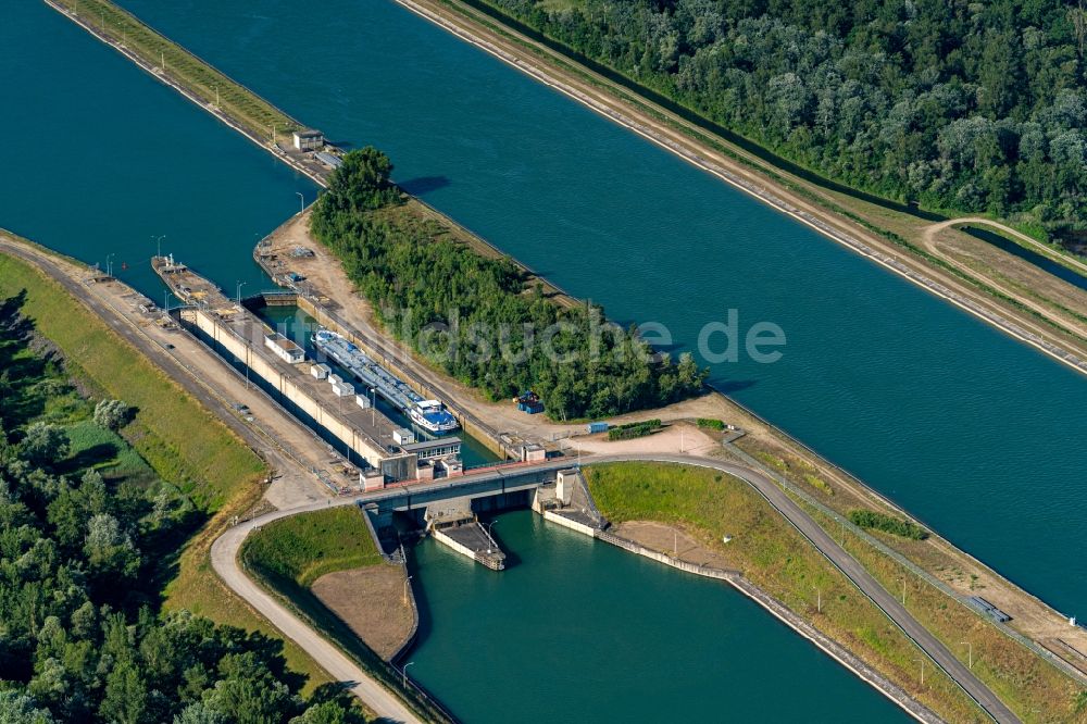 Luftaufnahme Rhinau - Staustufe am Ufer des Flußverlauf der Rhein in Rhinau in Grand Est, Frankreich
