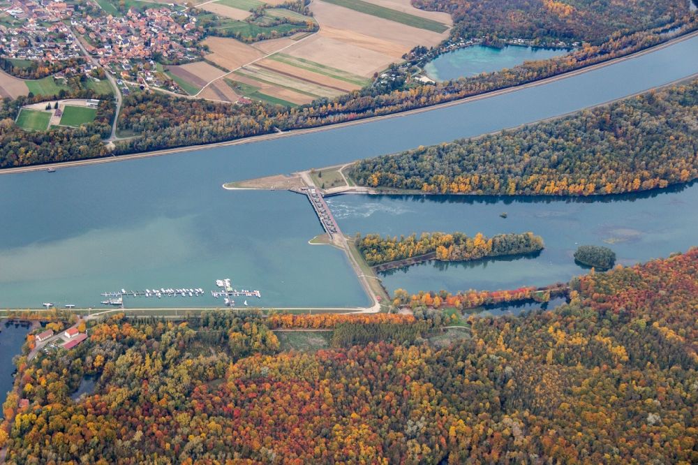 Luftaufnahme Weisweil - Staustufe am Ufer des Flußverlauf des Rhein in Weisweil / Schoenau im Bundesland Baden-Württemberg