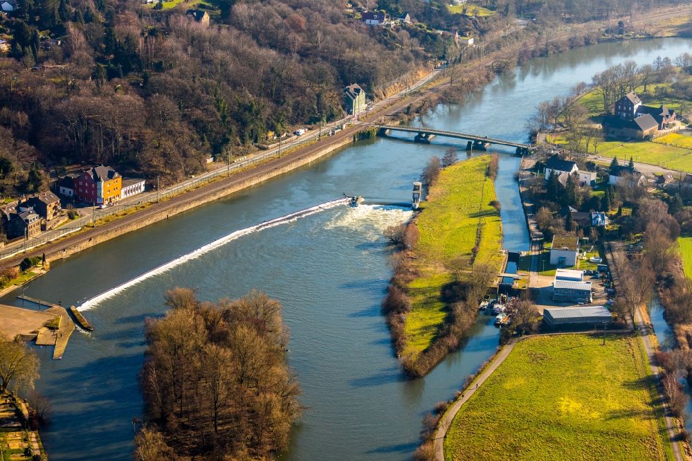 Bochum aus der Vogelperspektive: Staustufe am Ufer des Flußverlauf der Ruhr mit Blick auf die Schwimmbrücke Dahlhausen in Bochum im Bundesland Nordrhein-Westfalen, Deutschland