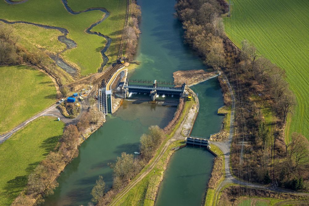 Luftbild Menden (Sauerland) - Staustufe am Ufer des Flußverlauf Ruhr - Obergraben in Menden (Sauerland) im Bundesland Nordrhein-Westfalen, Deutschland