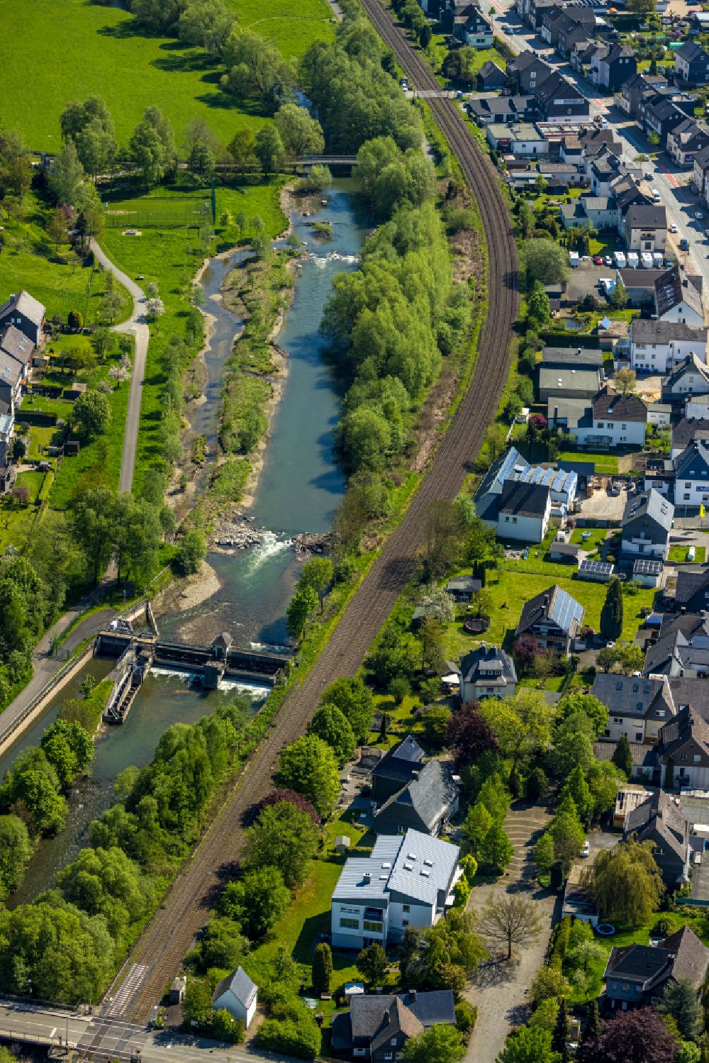 Luftaufnahme Velmede - Staustufe am Ufer des Flussverlauf der Ruhr in Velmede im Bundesland Nordrhein-Westfalen, Deutschland