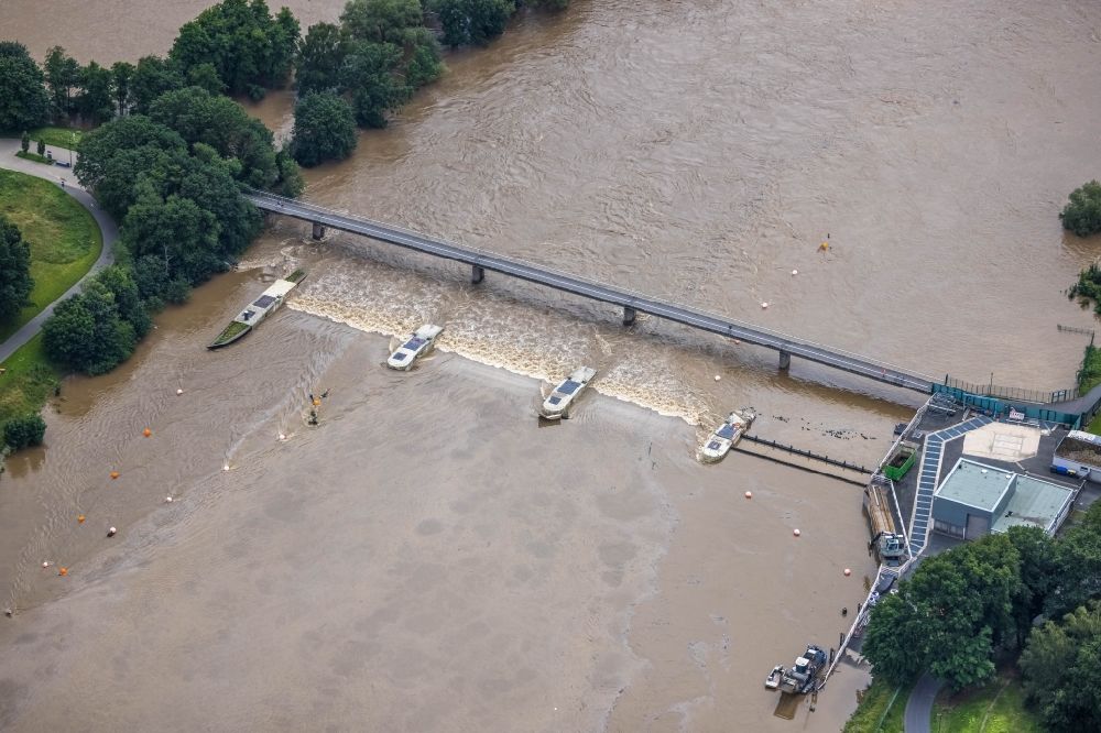 Luftaufnahme Bochum - Staustufe am Ufer des Flußverlauf der Ruhr während der Hochwasserkatastrophe mit braunen Wassermassen in Bochum im Bundesland Nordrhein-Westfalen, Deutschland