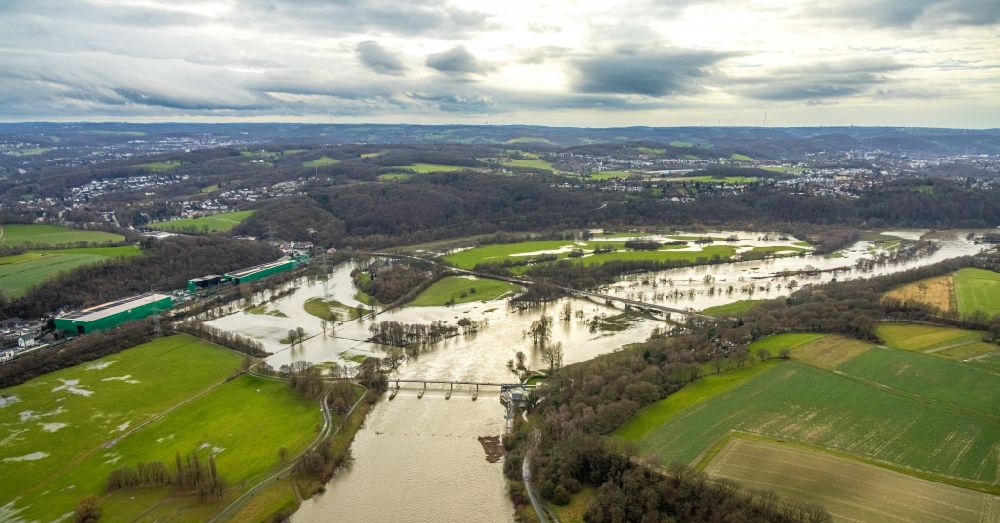 Luftbild Bochum - Staustufe am Ufer des Flußverlauf der Ruhr während der Hochwasserkatastrophe mit braunen Wassermassen in Bochum im Bundesland Nordrhein-Westfalen, Deutschland