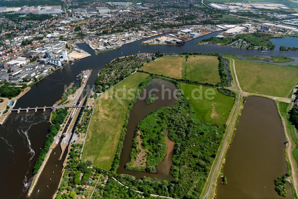 Bremen aus der Vogelperspektive: Staustufe am Ufer des Flußverlauf der Weser in Bremen