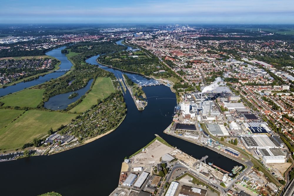Luftaufnahme Bremen - Staustufe am Ufer des Flußverlauf der Weser in Bremen, Deutschland